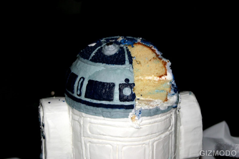 Illustration for article titled R2-D2 Cake Brings Balance to the Force, Dorkiness to Wedding